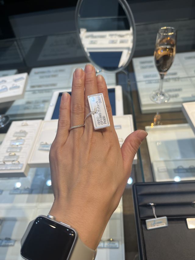 付け心地と細かいダイヤモンドがキラキラ輝いていて可愛いです！