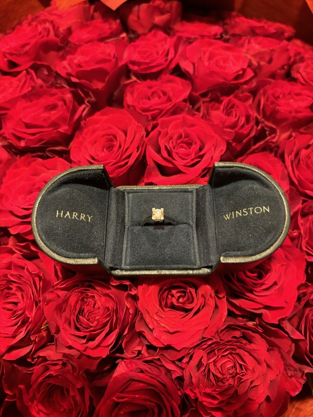 横開きのボックスに入れた状態の婚約指輪です。