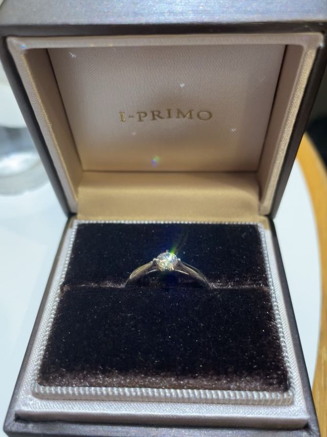 虹色に輝くダイアモンドが本当に美しくてお気に入りです。