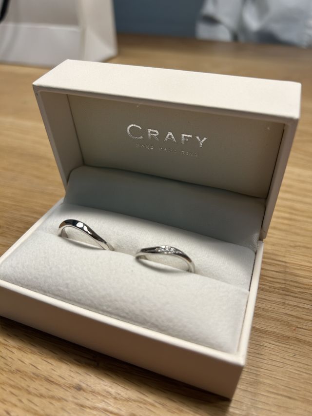 全体的にねじりを加え、ダイヤとヘアラインでアクセント。