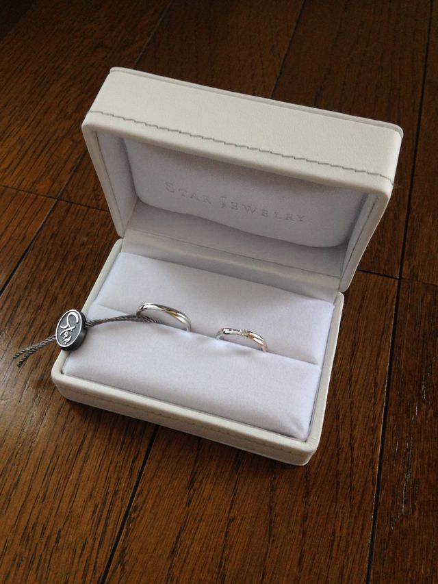 ウェーブのプラチナとピンクゴールドデザイン。