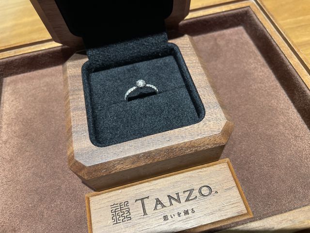 ダイヤモンドの周りに小さい石がついていて、絞りも入ってる。