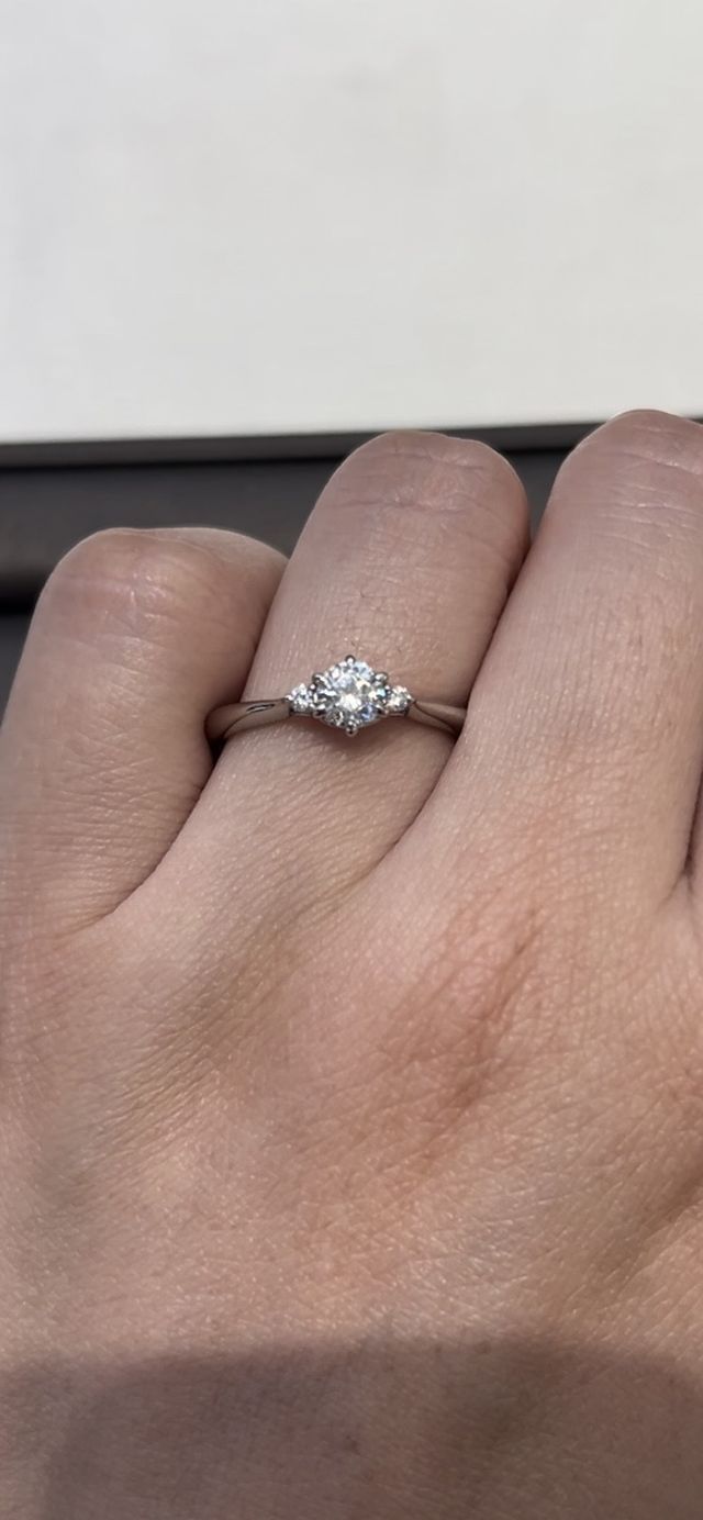 サイドメレ付きでダイヤが大きく輝く☆