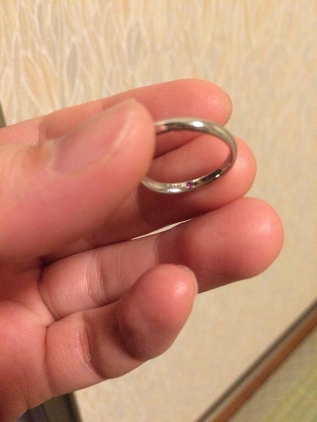 お互いの誕生石を埋め込んでもらいました。