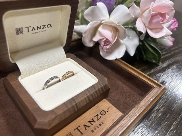 セミオーダーで注文した結婚指輪の納品時写真。
