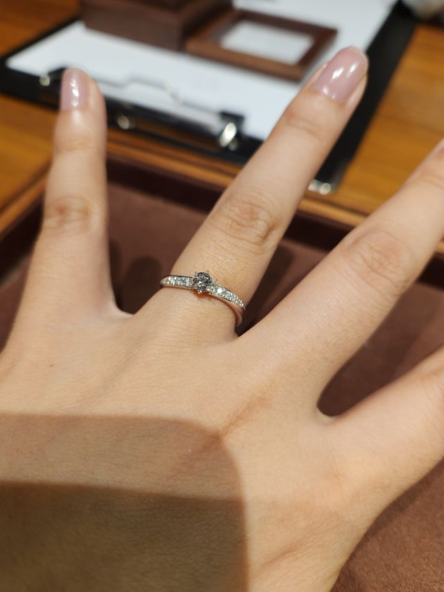 指輪を試着した写真