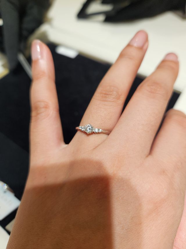 指輪を試着した写真