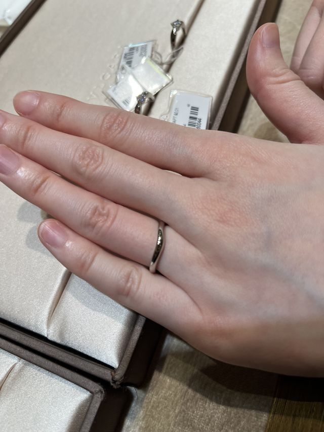 カーブがかった結婚指輪