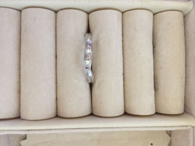 ピンクダイヤが3個、その間にダイヤが入っています。