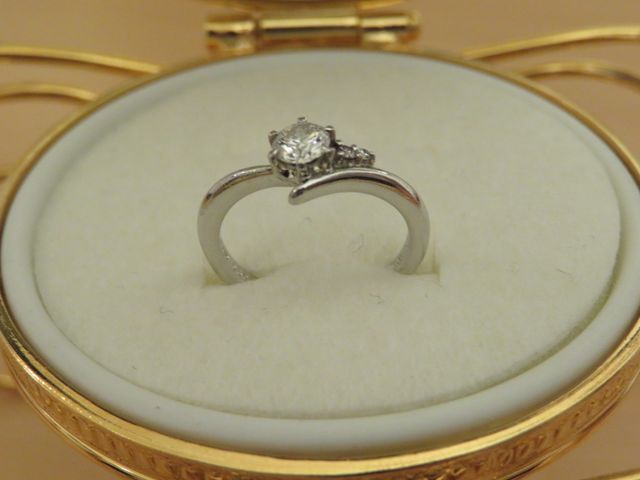 V字のリングです。