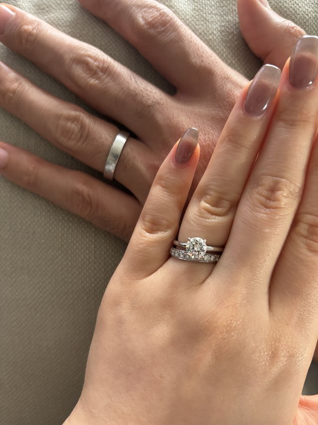 結婚指輪と婚約指輪を重ねづけしています