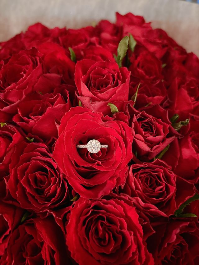 薔薇の花束と婚約指輪の正面写真