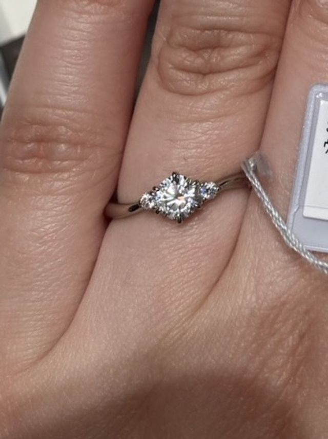 指がキレイに見えるウェーブリング