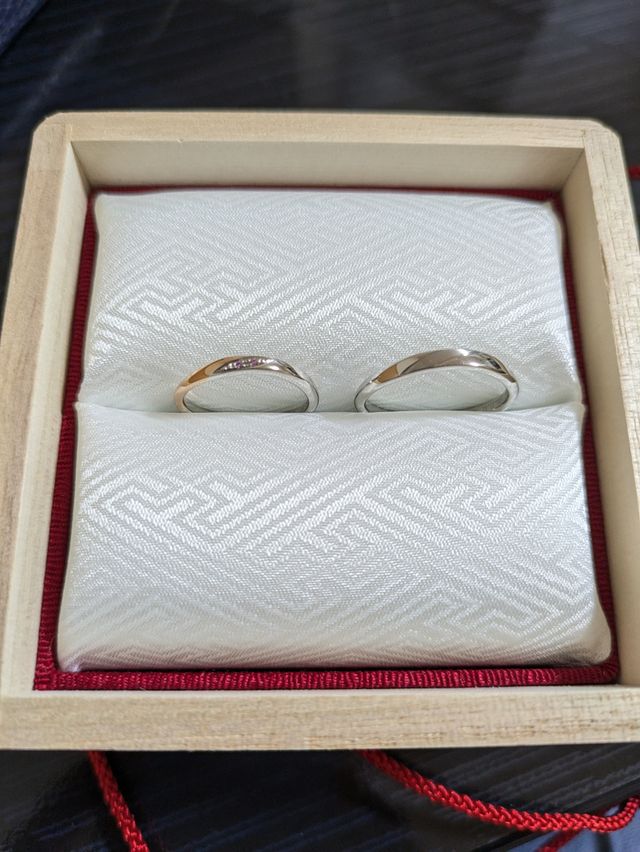 指輪を受け取った後、自宅で撮った写真。