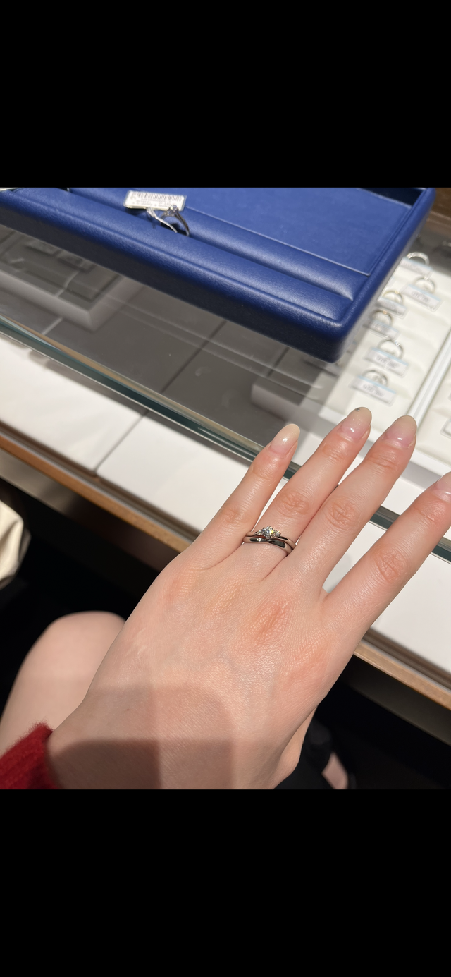 婚約指輪と結婚指輪。シンプルなものを選択。