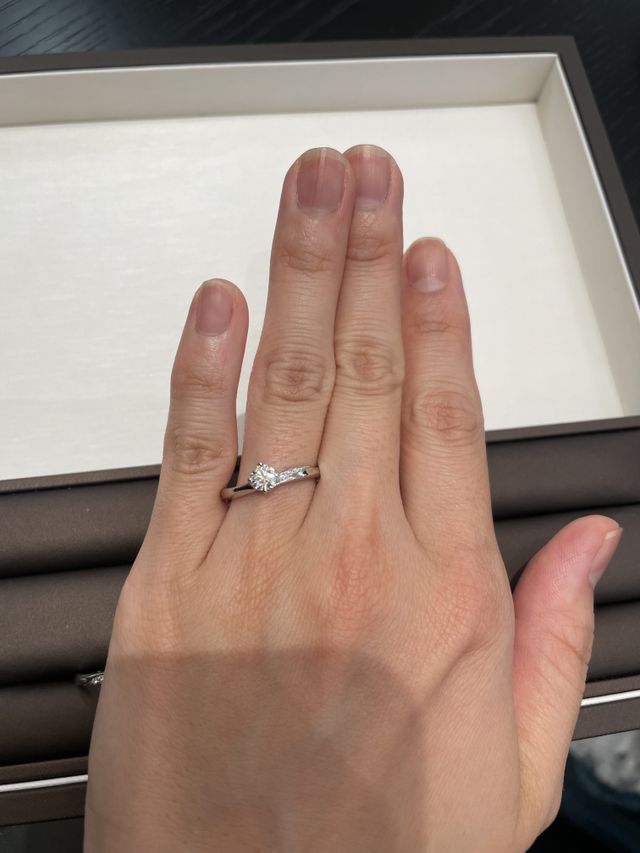 メインのダイヤの周りにウェーブ状に小さいダイヤがあります