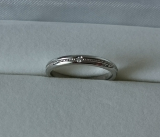 女性用です。ダイヤは小さいですがカットが綺麗です。