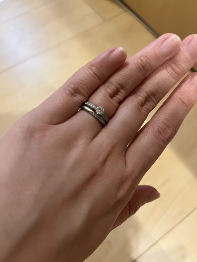 結婚指輪と重ね付けしても違和感なさそうなものを選びました