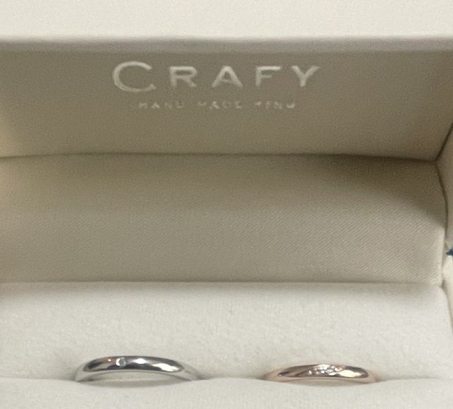 普段アクセサリーを付けないので、夫婦ともに細めにしました。