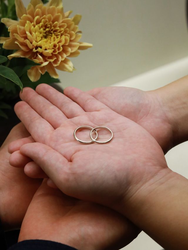 指輪の由来でもある重なりあうをイメージして撮って頂きました。