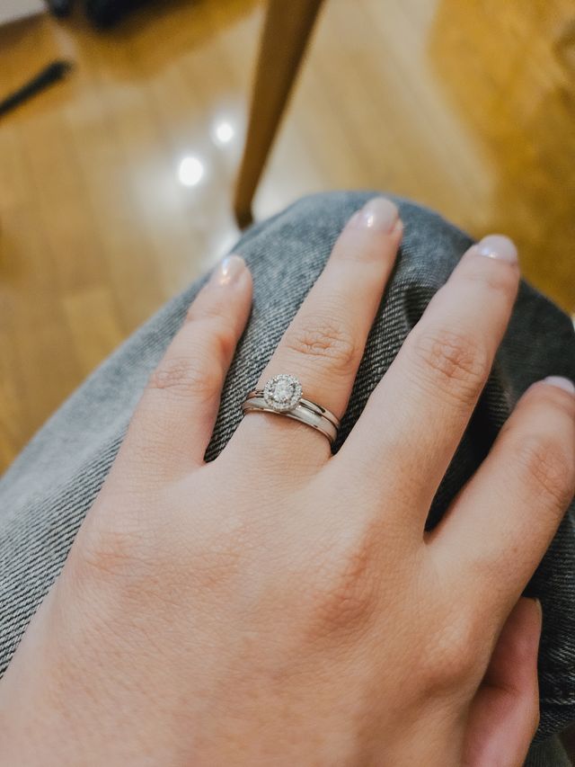 カジュアルにもつけられています。