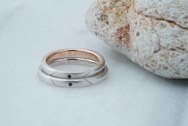 私たちはふたりのリングが重なって繋がる事をイメージしました。