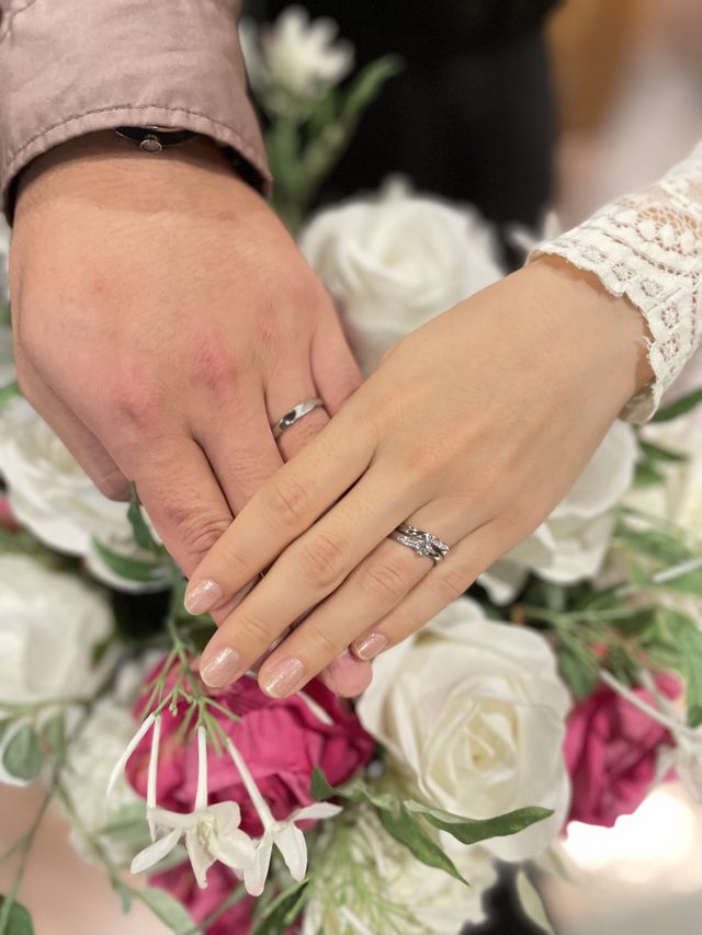 結婚指輪受け取り時の写真
結婚指輪・婚約指輪セットで着用