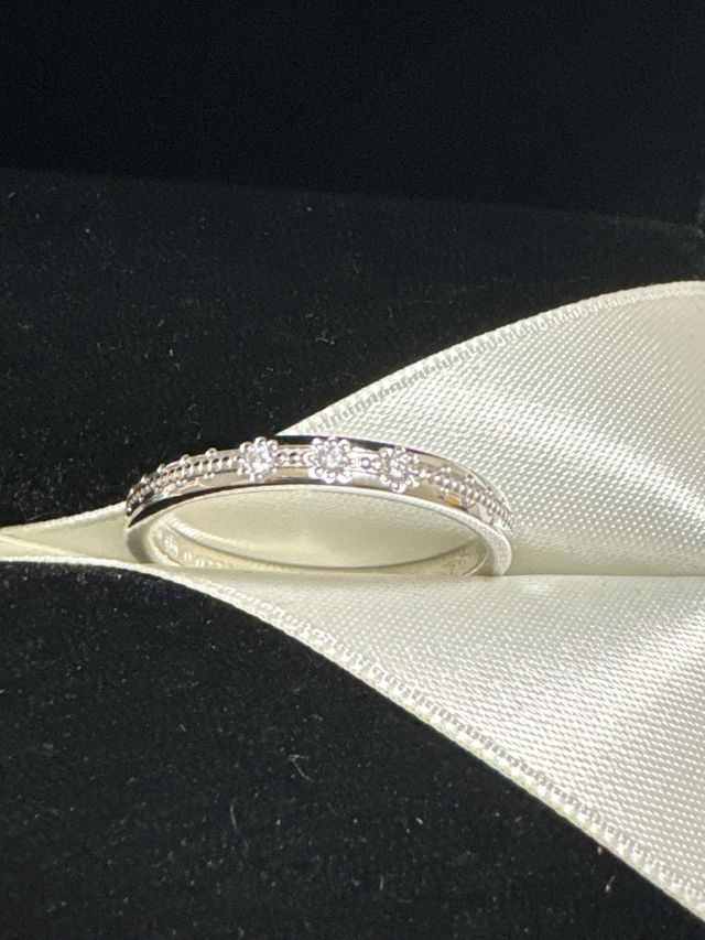 センターミルうち、レースどめで、３つのダイヤを入れました。