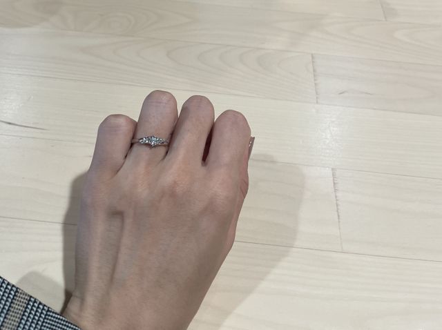 メレデザインにより
センターダイヤが際立ちます！