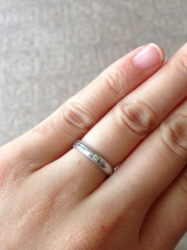 リングの縁の模様が特徴。シンプル且つ上品なデザインです。