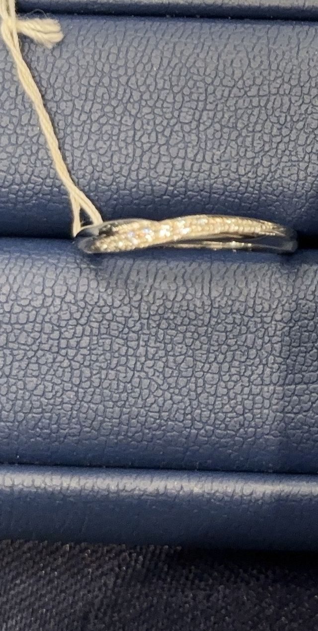 ダイヤが入っている横幅が違う2つの指輪。左の指輪に決めました