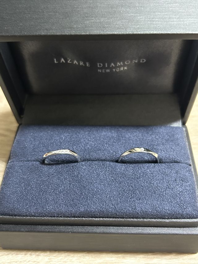 夫の指輪にもダイヤを一石つけました。