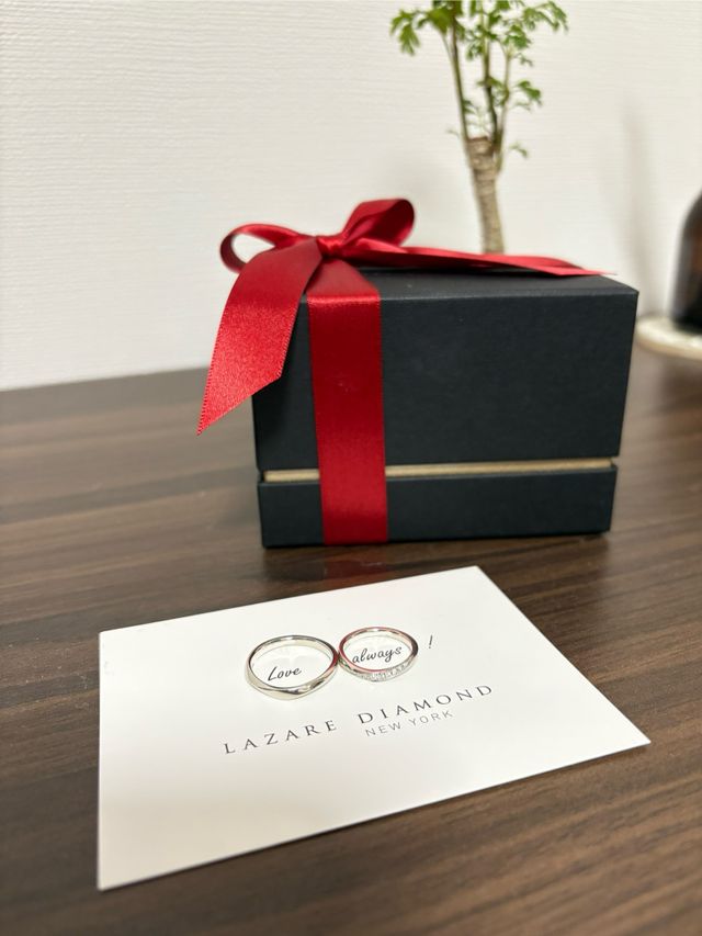 ラザールからいただいたフォトグッズとボックスと共に