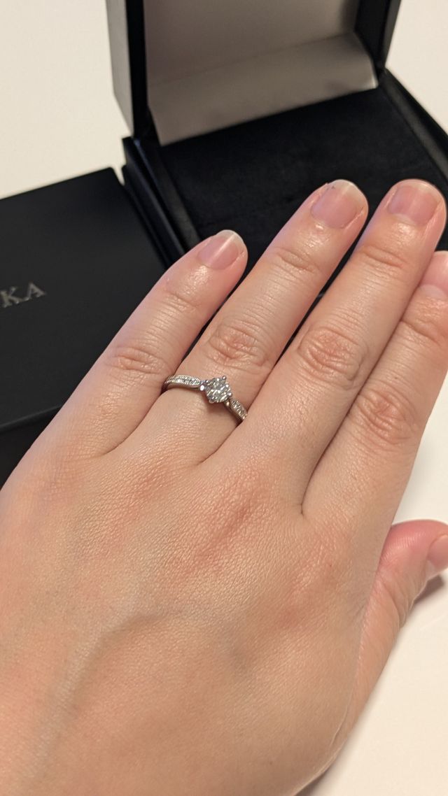 リングにも沢山のダイヤが付いており、キラキラして可愛いです。