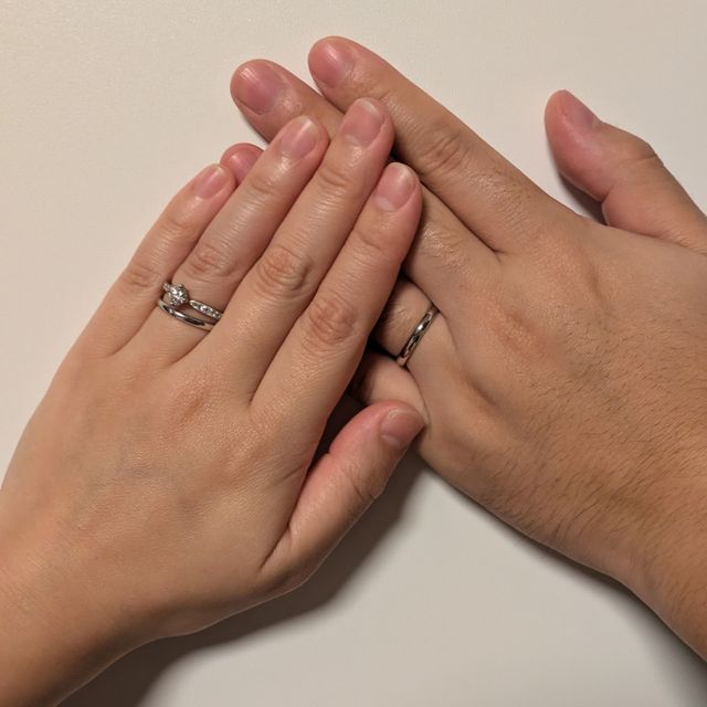 こちらで作った婚約指輪と重ね付けしています。