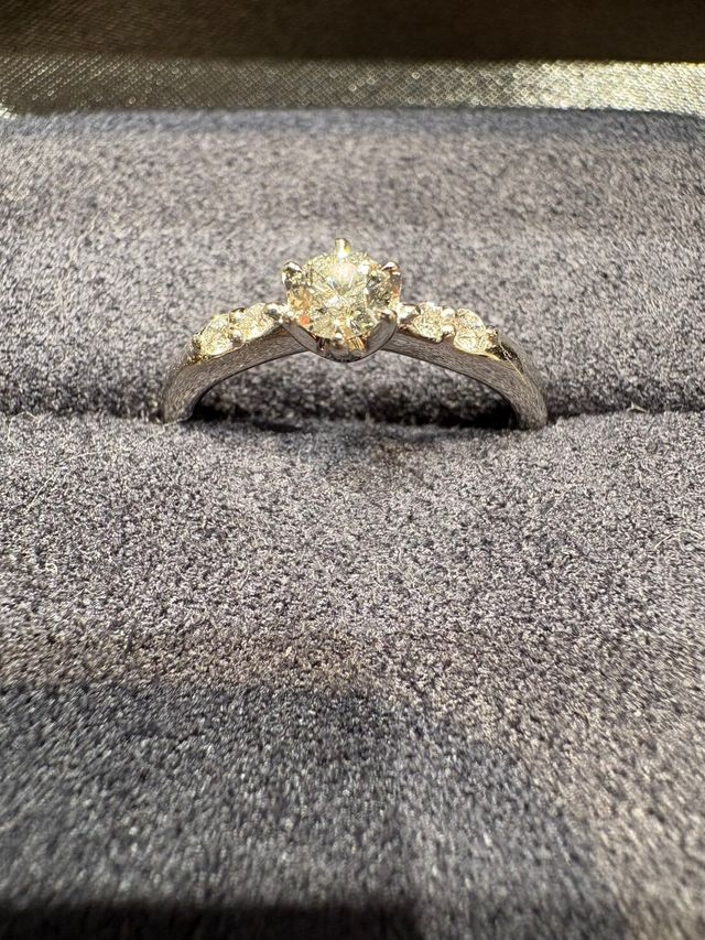 ボックスに入った指輪の写真