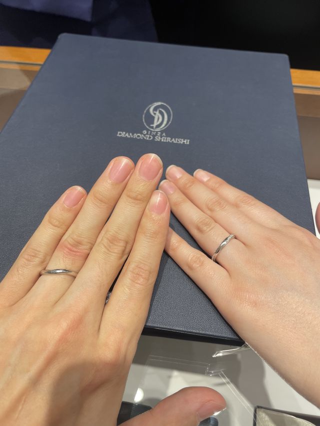 写真の左側の手に着けているものがクレール8MLです。