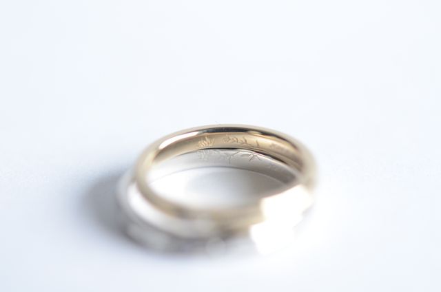 内側に薔薇をデザインして入れました