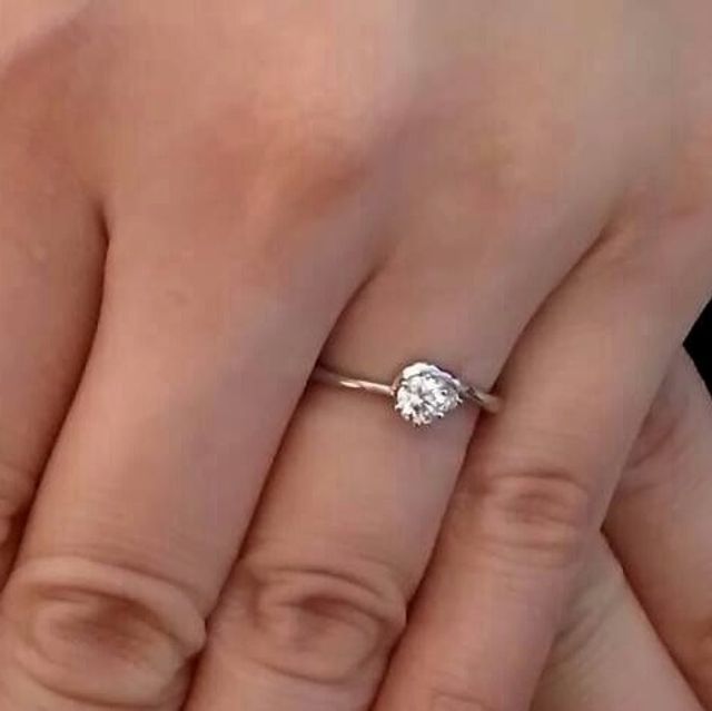 繊細なデザインのリングに、大粒のダイヤモンドが光ります。