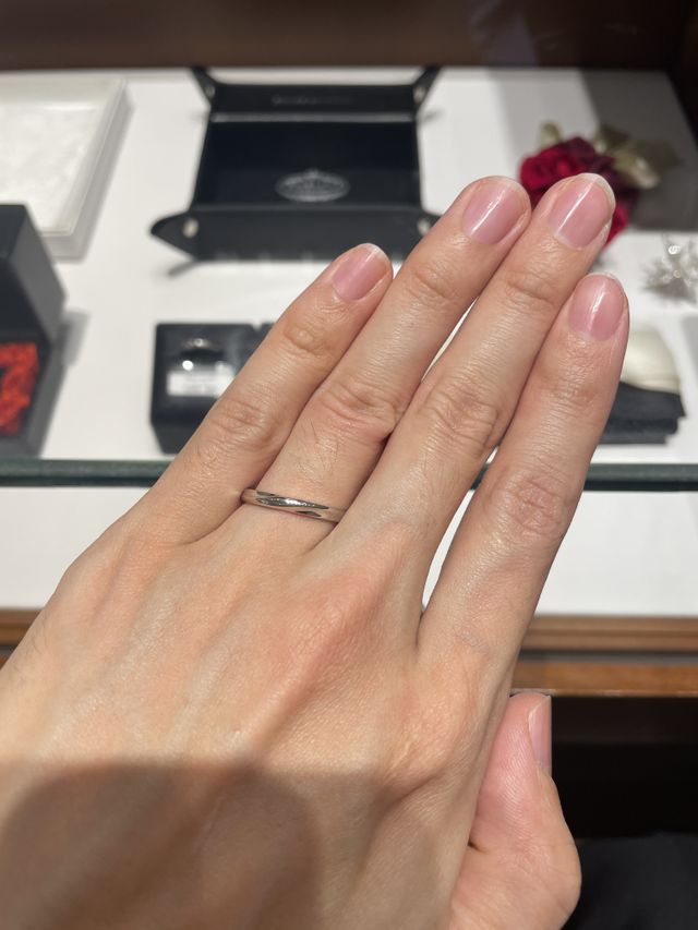 斜めに凹凸をつけてあるストレートのプラチナ製の指輪です。