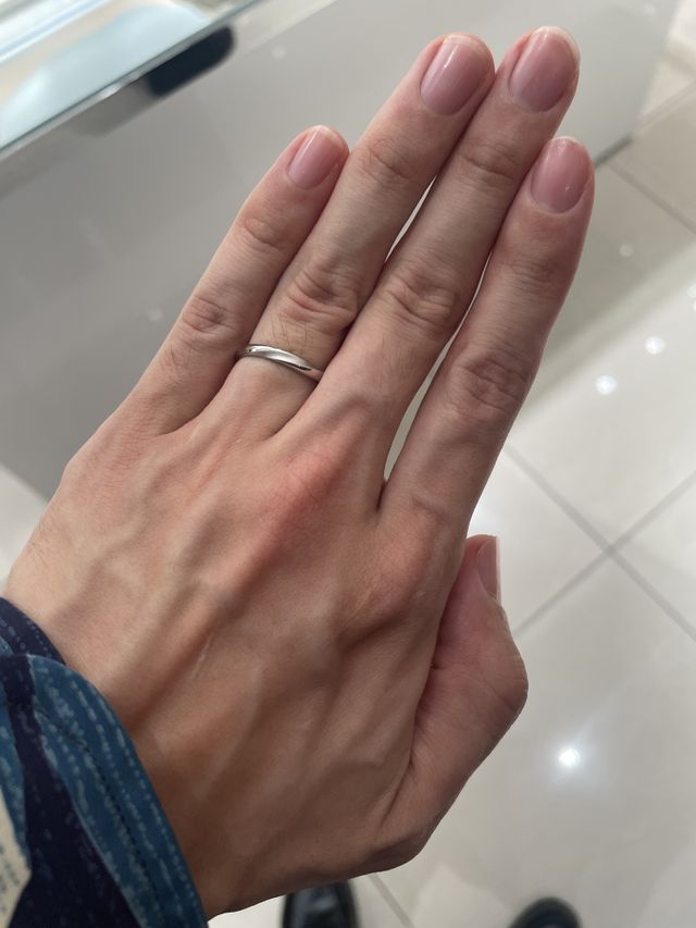 凹ませた部分にだけ艶消し加工の施されたウェーブ型の指輪です。