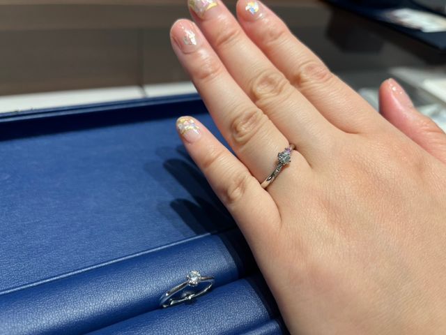 横の石をピンクに変えています