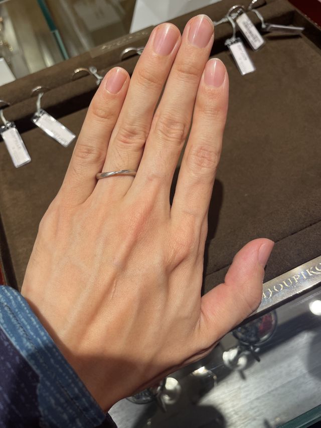 緩やかなS字型のプラチナ製の指輪です。