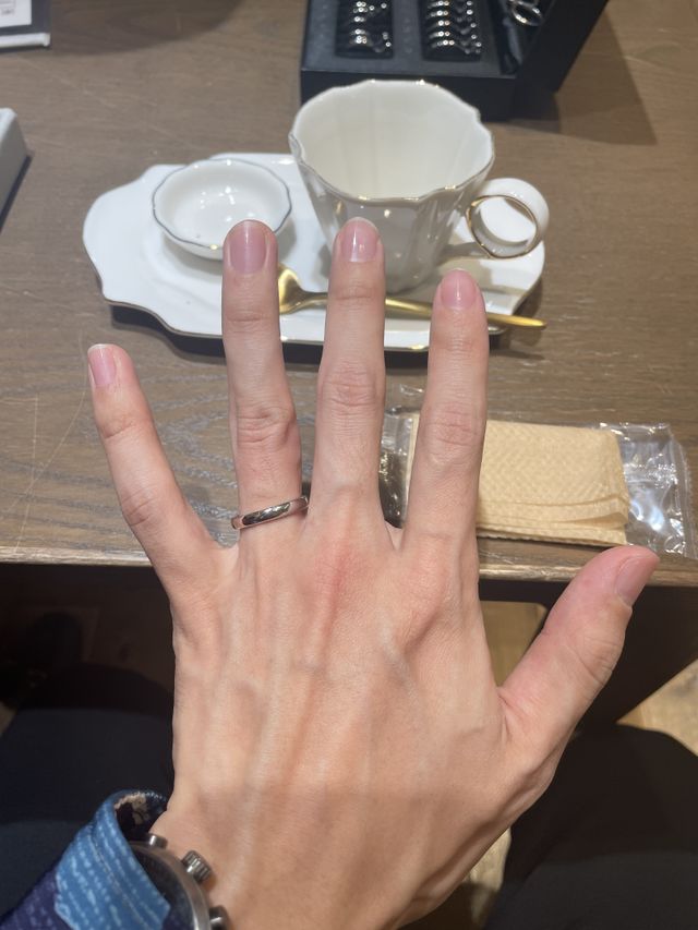 ストレートのシンプルなデザインの指輪です。