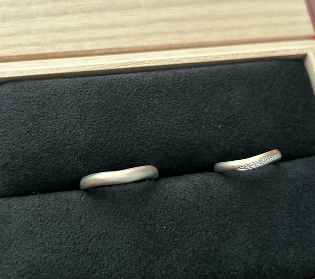 2人の指輪をボックスに入れたものになります。