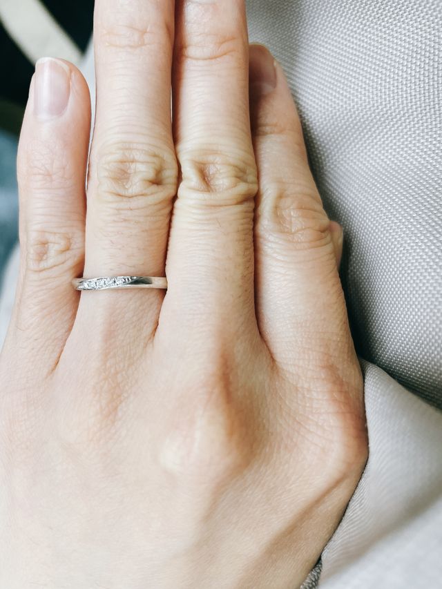 小さなダイヤモンドがウェーブ状に上品に並んだデザインです