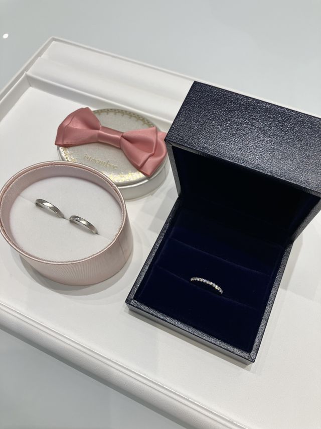 右が婚約指輪です。