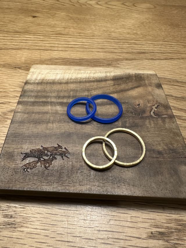 下が結婚指輪
上はサービスでペアリングを作る途中