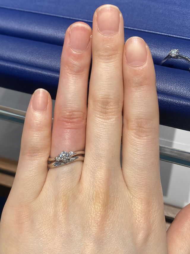 サイドにメレダイヤがついています。