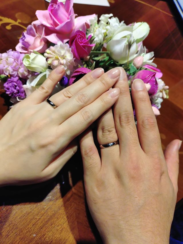 形は甲丸ストレート、色はホワイトゴールドです。